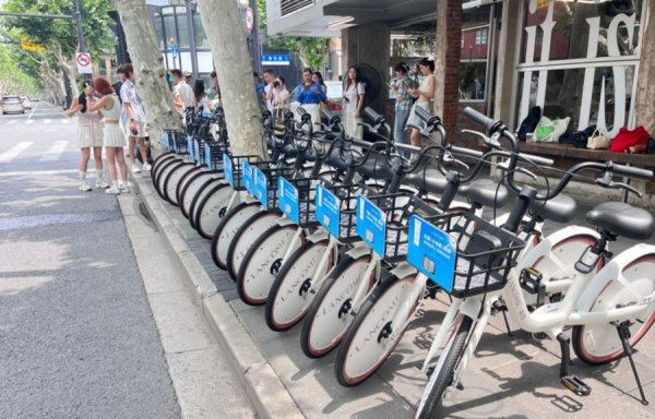 全国排名前十配资公司 限定联名小白车空降，成上海街头夏日时尚新风景